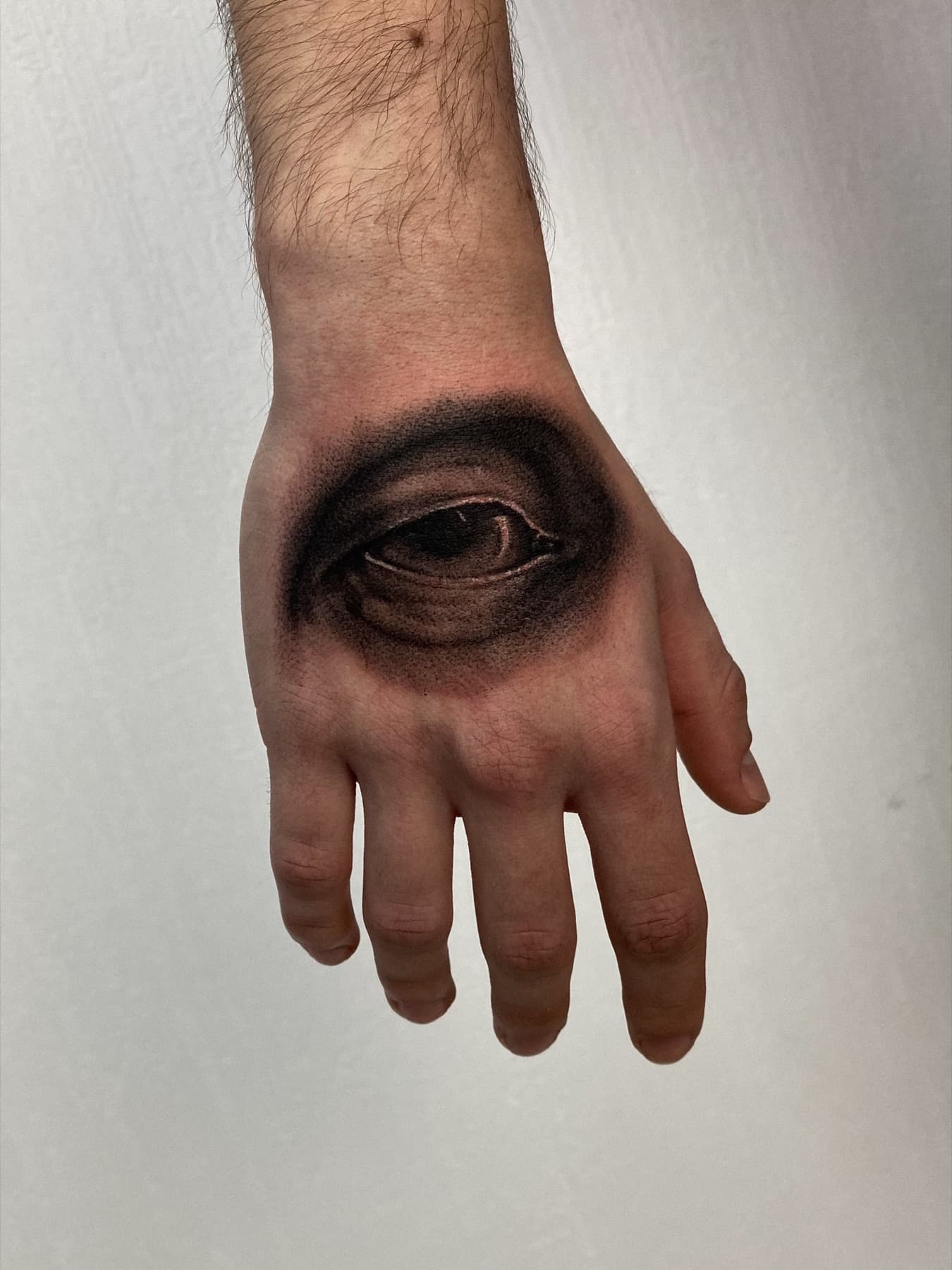 Micro-Realism-Augen-Tattoo auf der Hand