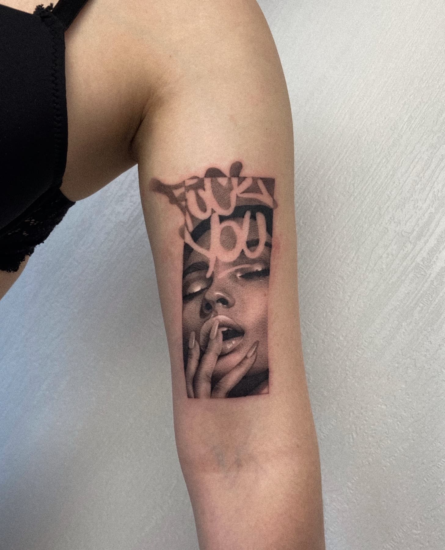 Illustratives Porträt-Tattoo mit Graffiti-Schriftzug
