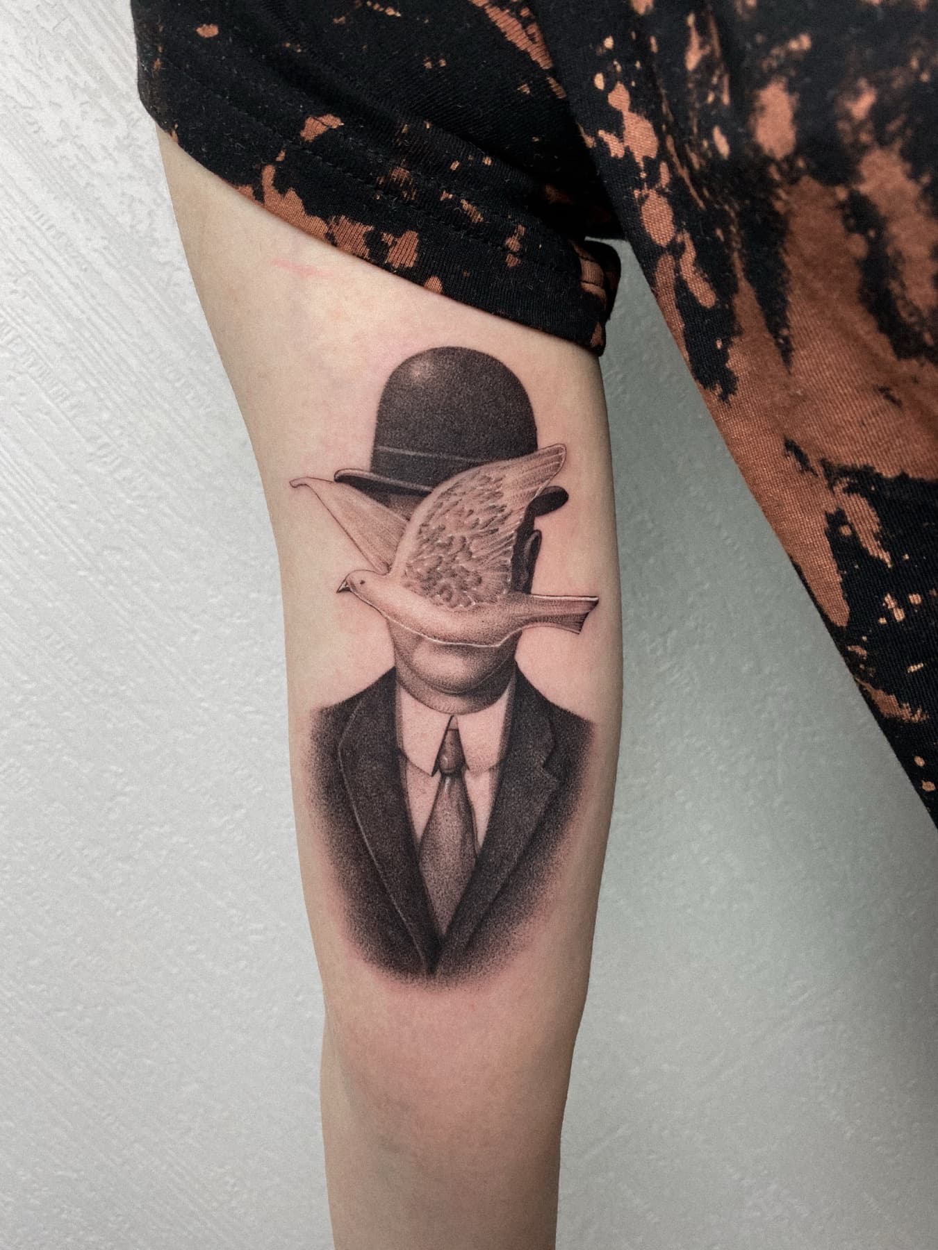 Illustratives, an Magritte angelehntes Porträt-Tattoo