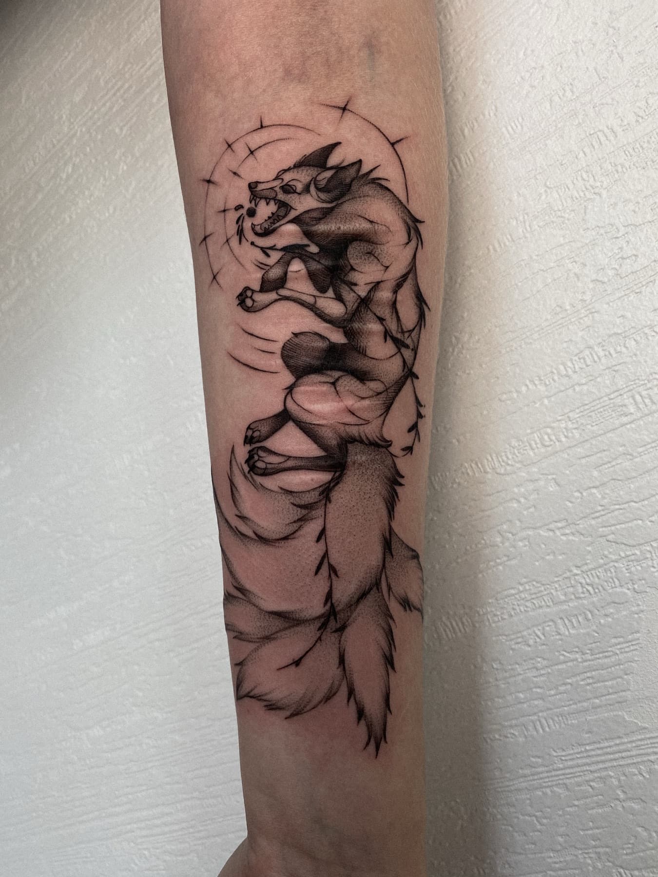 Illustratives Wolf-Tattoo im Skizzenstil am Unterarm