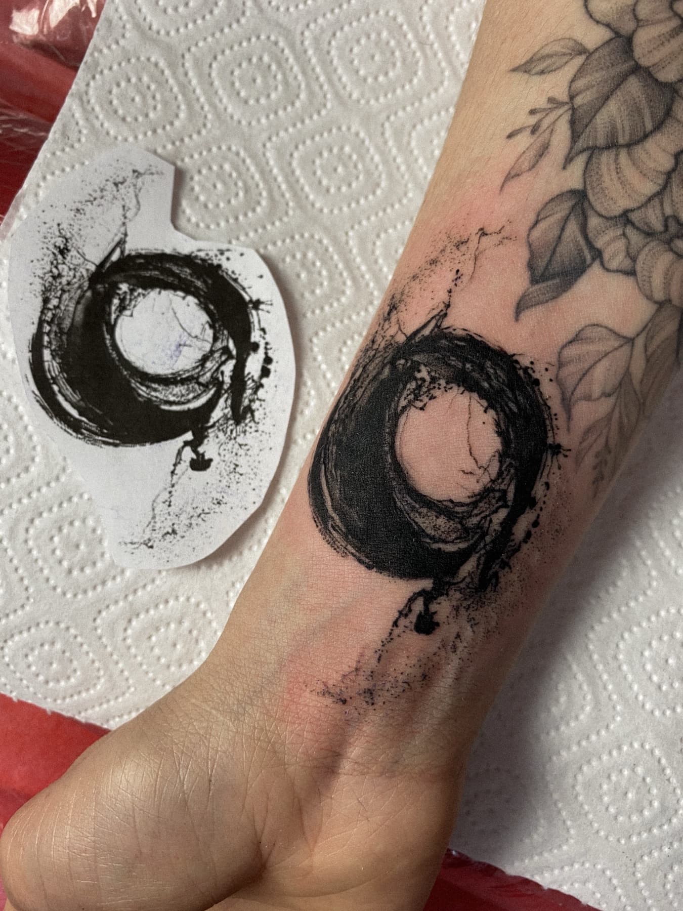 Abstraktes Fine-Line-Kreis-Tattoo am Handgelenk