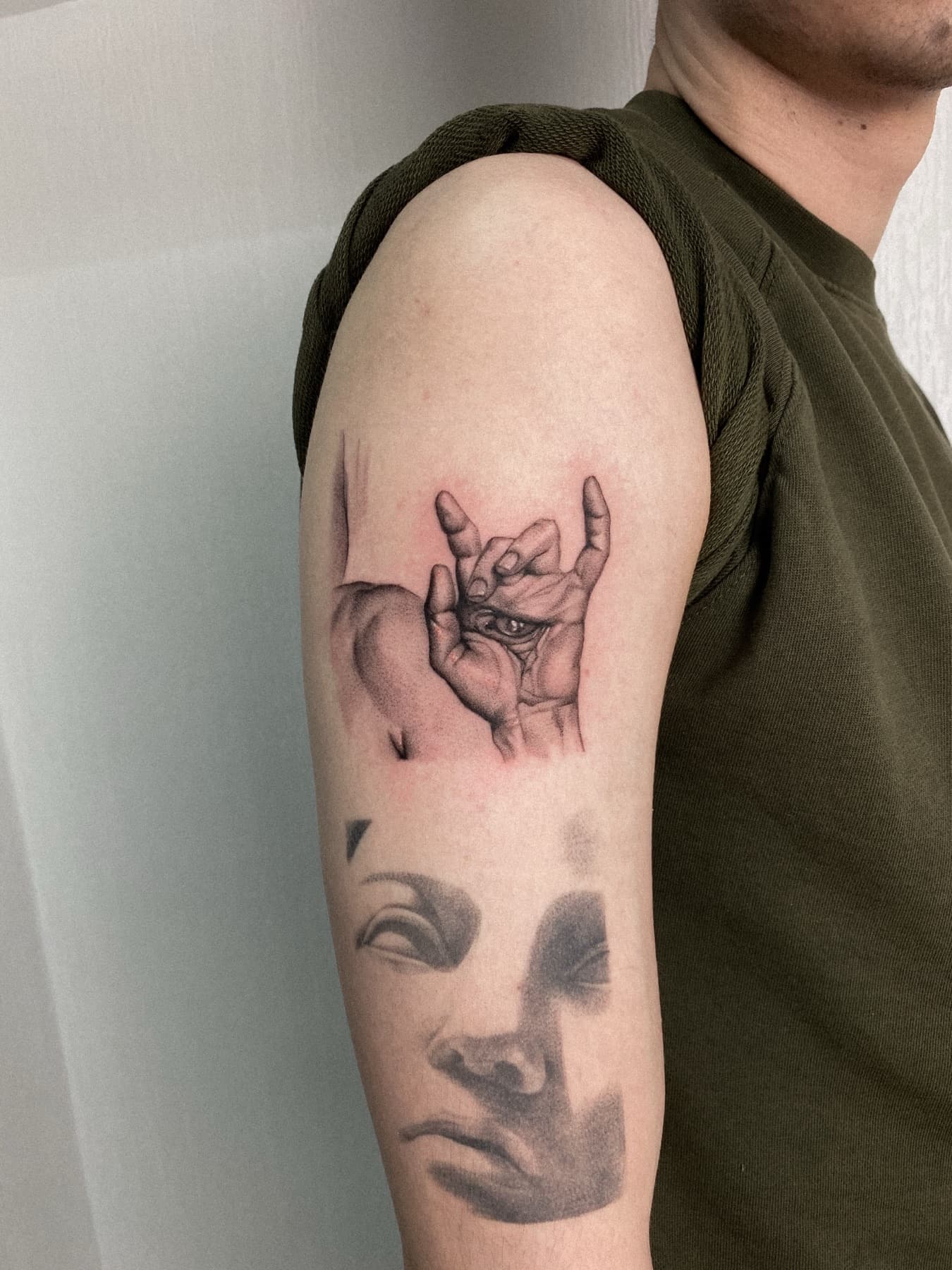 Illustratives Tattoo von Händen und einem klassischen Gesicht