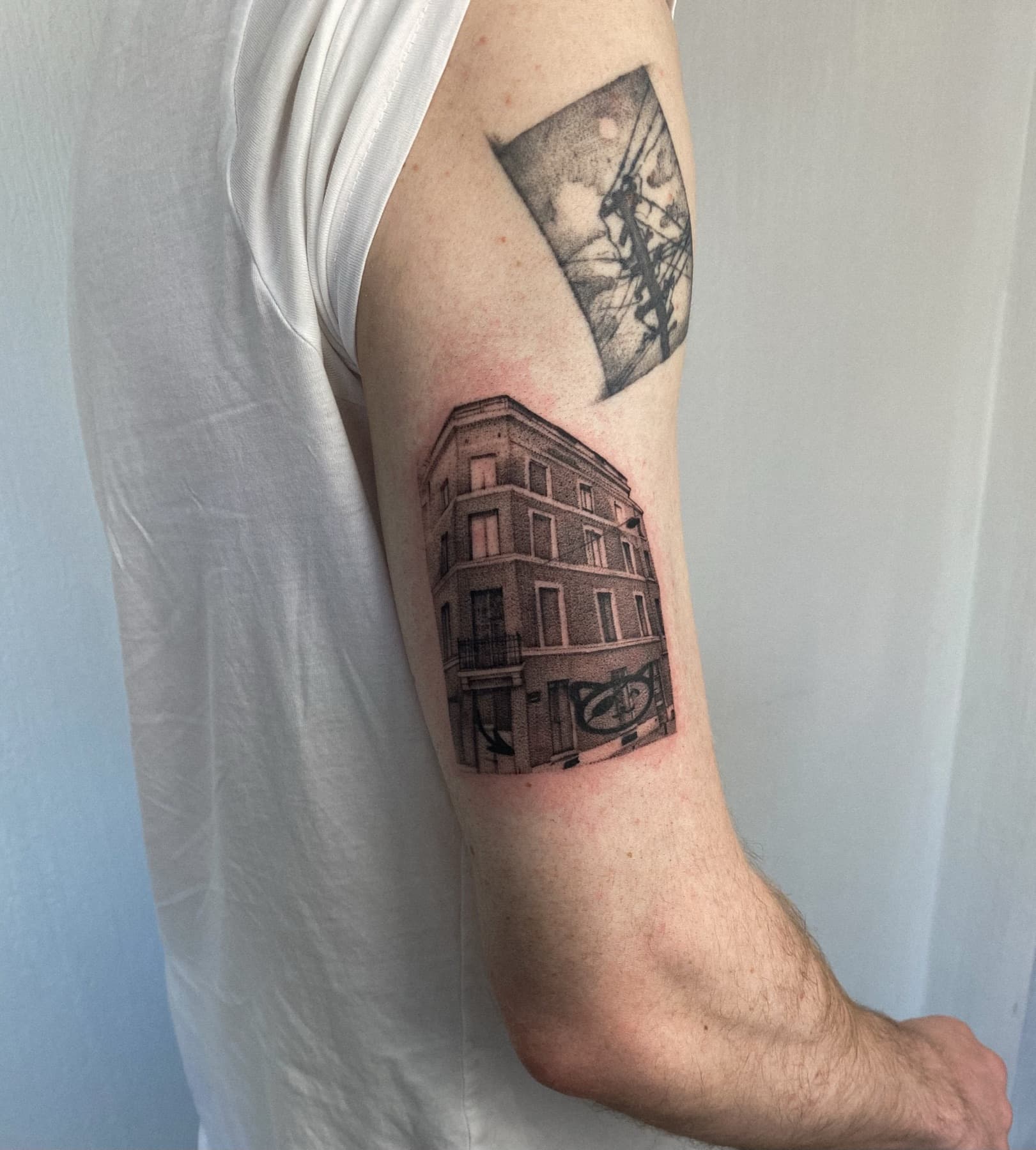 Fine-Line-Architektur-Tattoo
