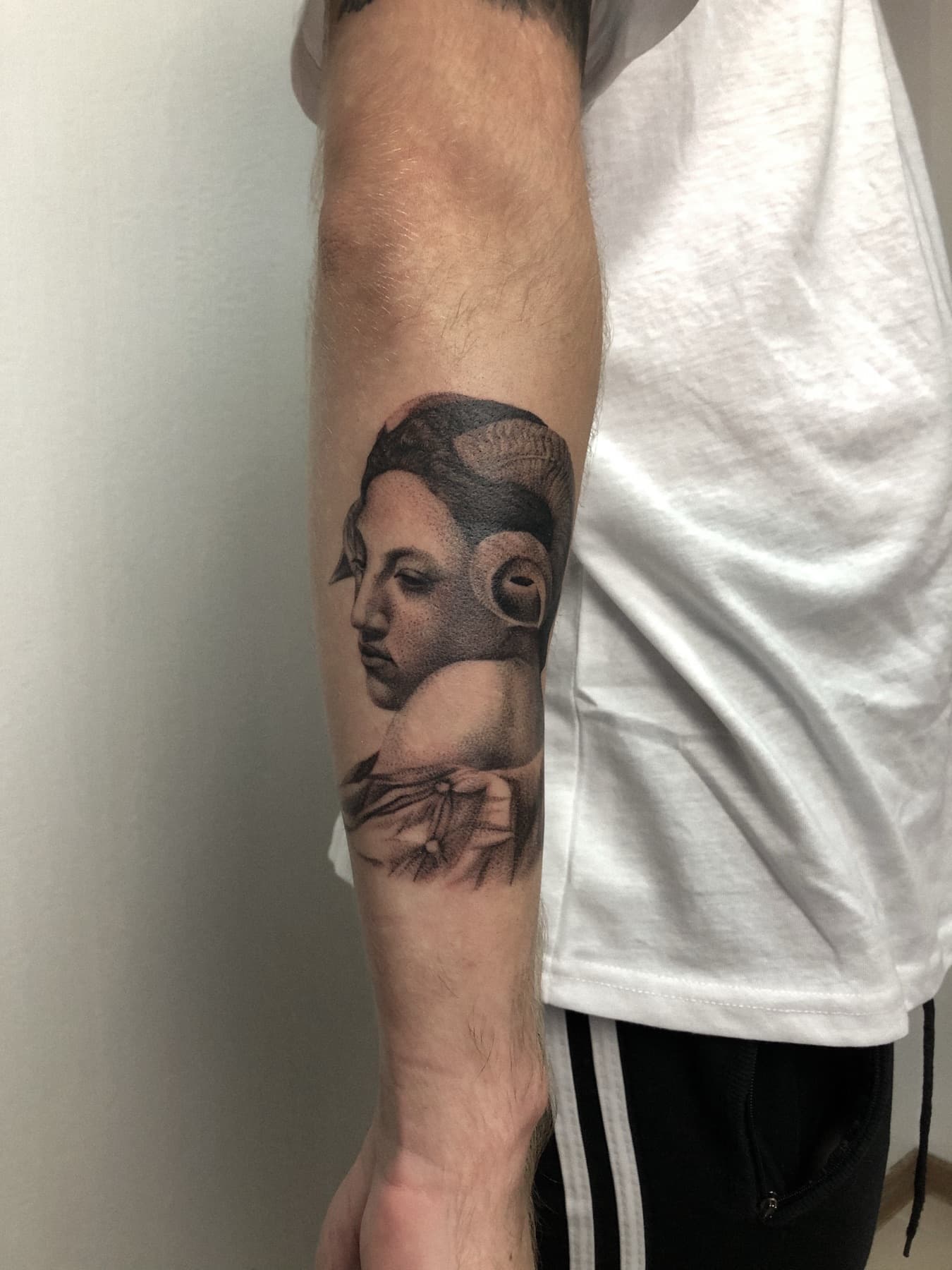 Illustratives Porträt-Tattoo mit Widderhörnern
