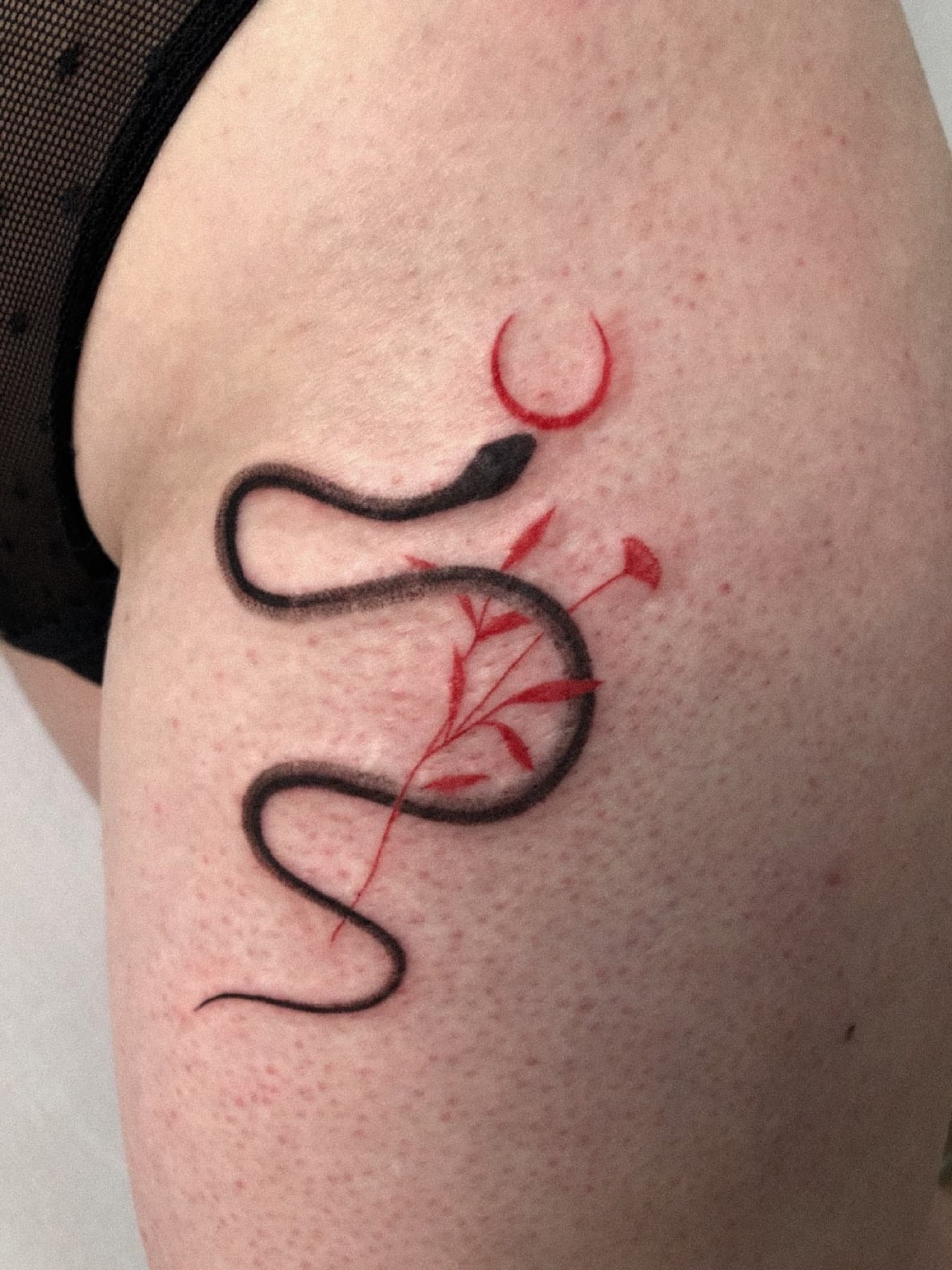 Fine-Line-Schlangen-Tattoo mit roter Mondsichel