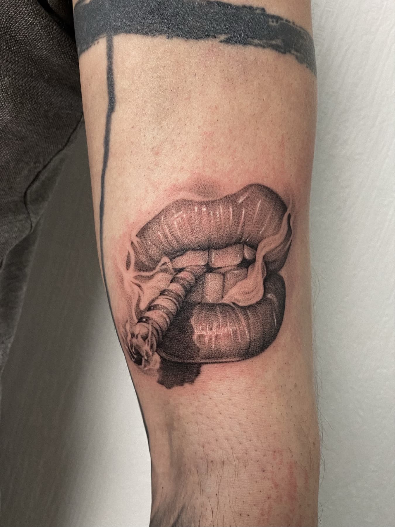 Micro-Realism-Lippen-Tattoo mit Fine-Line-Rose