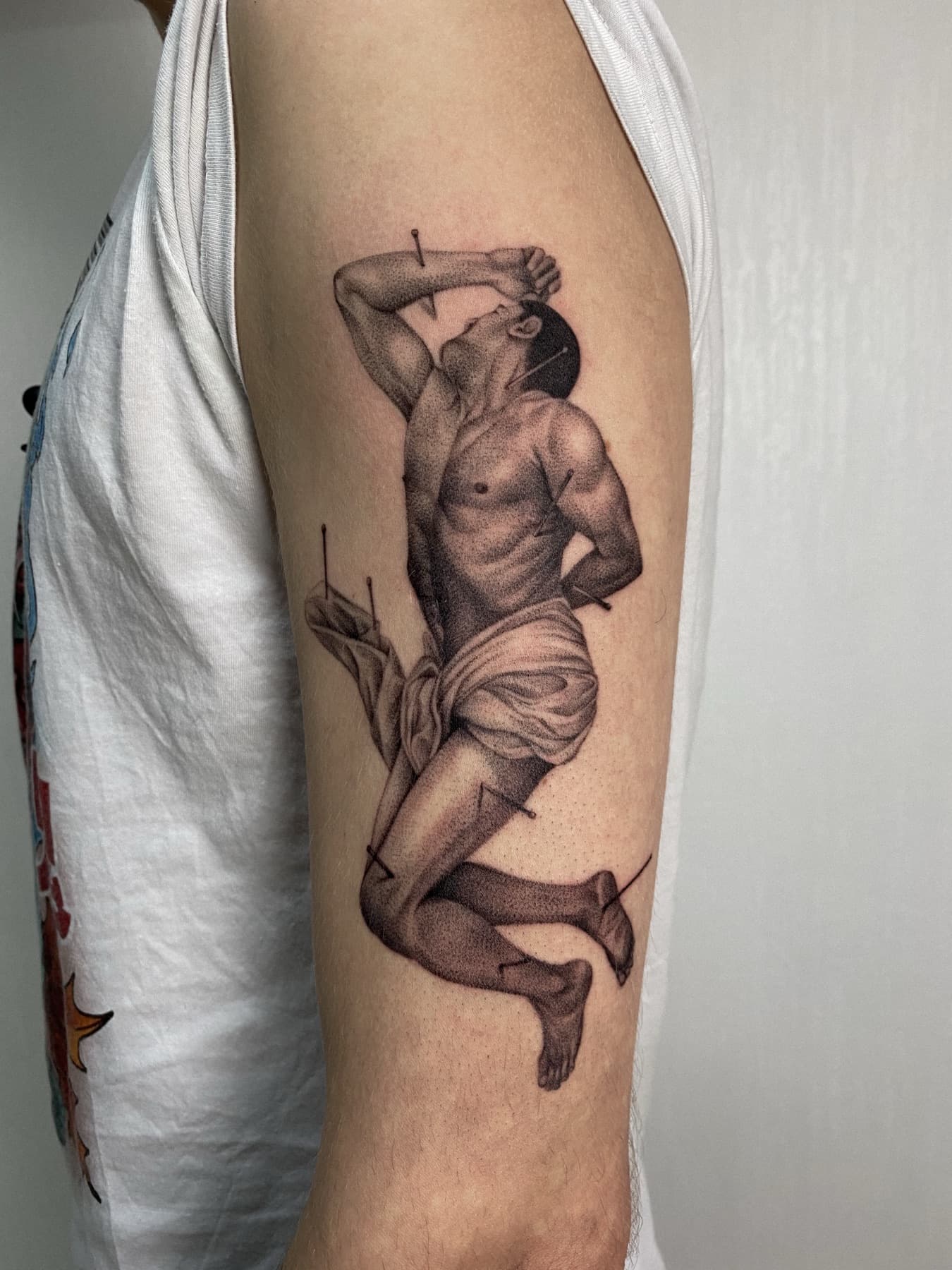 Illustratives Tattoo einer klassischen Figur, angelehnt an den Heiligen Sebastian