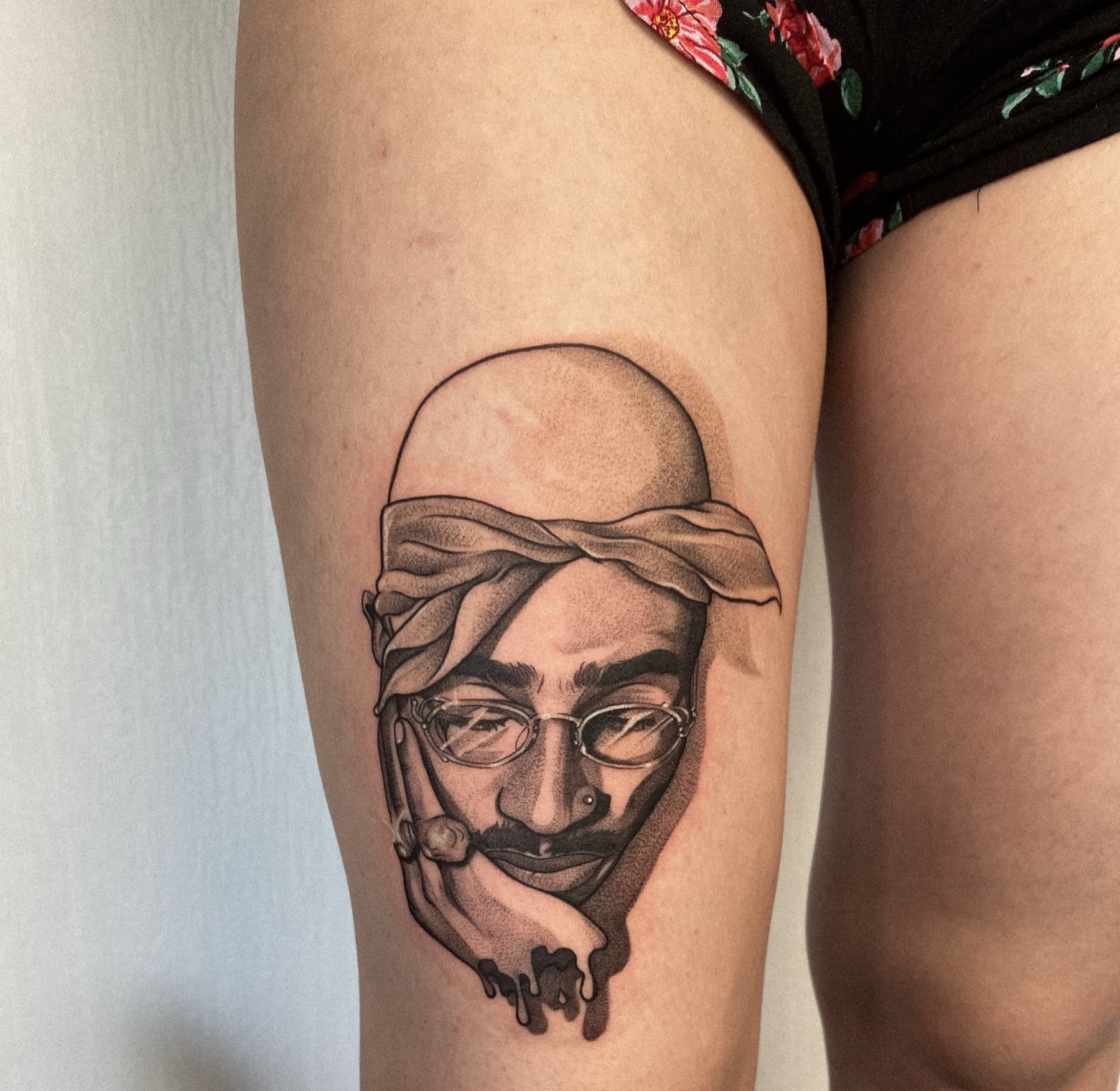 Illustratives Porträt-Tattoo am Oberschenkel
