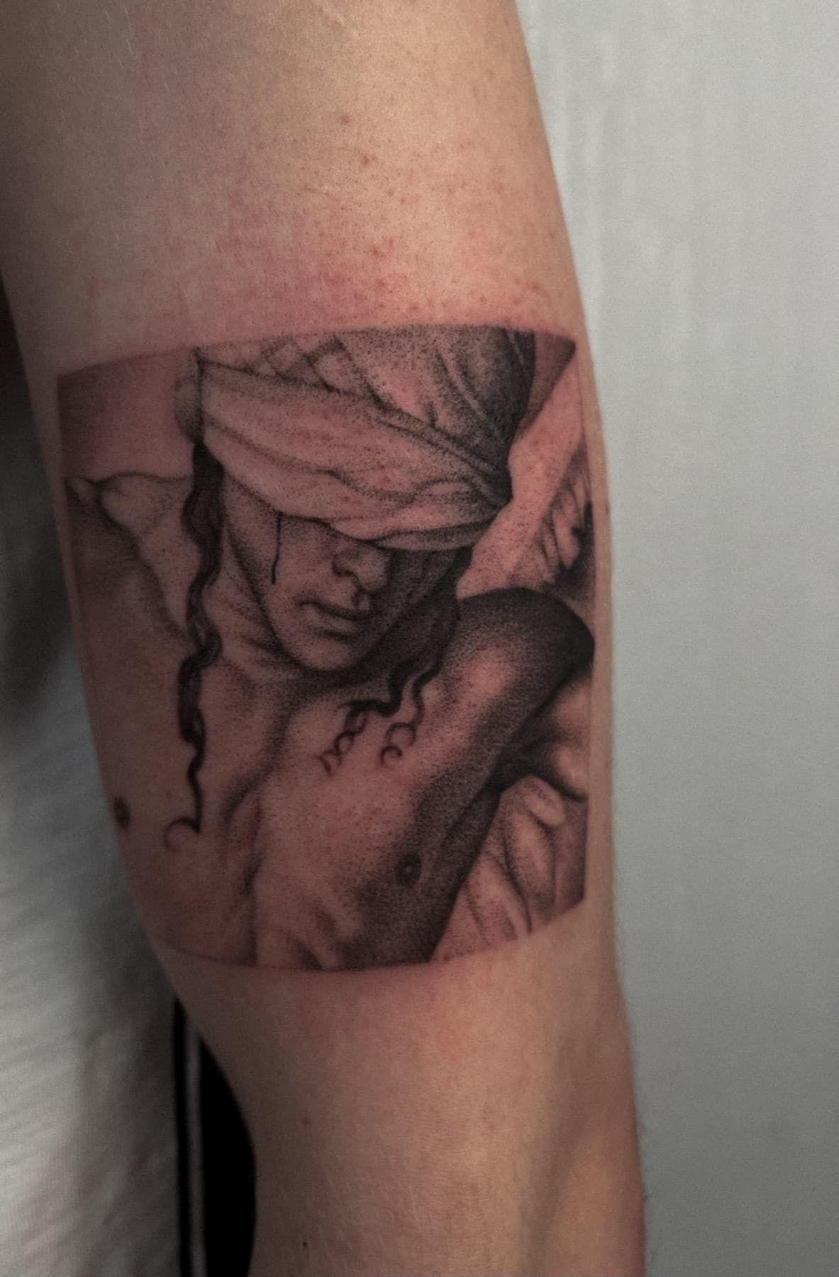 Illustratives Tattoo einer verhüllten klassischen Figur